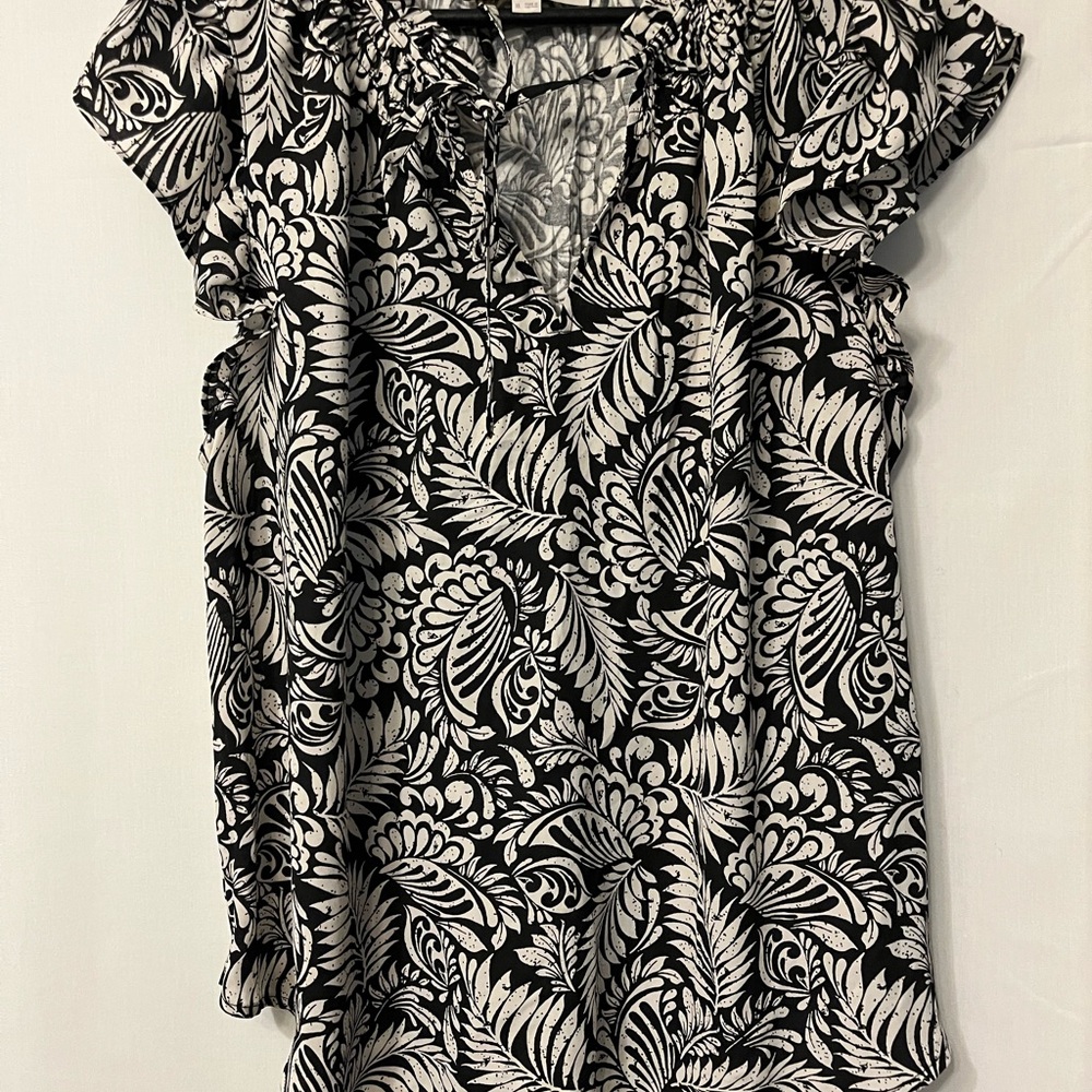LOFT Black and White Leaf-Print Flutter Sleeve Blouse